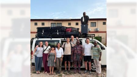 Expedición que ha viajado a Togo para instalar 13 incubadoras de bajo coste. En el centro Pablo Sánchez Bergasa.