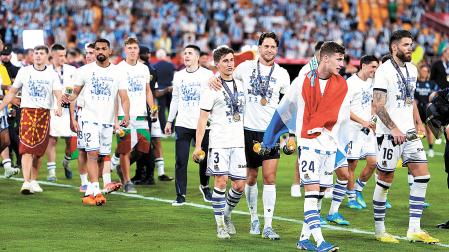 Los navarros Álex Remiro (Cascante) y Aihen Muñoz (Etxauri) se abrazan tras ganar la Copa del Rey
