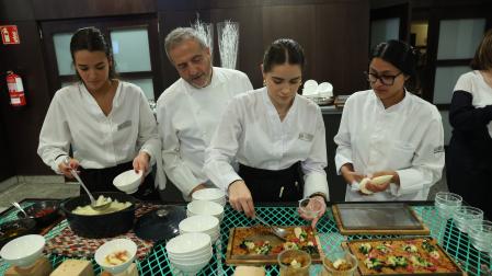 El equipo del restaurante Maher, con Enrique Martínez a la cabeza, en la gala de presentación de INgastro.