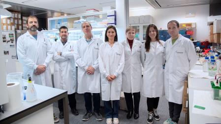 Equipo investigador de la Unidad de Oncoinmunología y del Servicio científico-técnico de Proteómica de Navarrabiomed que ha desarrollado el estudio. De izda. a dcha.: Enrique Santamaría, Joaquín Fernández, David Escors, Luisa Chocarro, Grazyna Kochan, Karina Ausín y Borja Vilaplana
