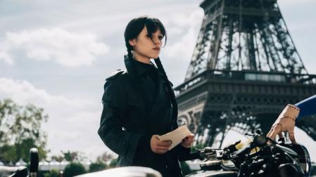 Primera imagen de la actriz Jenna Ortega como Miércoles Addams en París para la temporada 3 de la serie 'Miércoles'