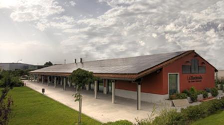 Vista del restaurante La Hacienda, en Mutilva, con su tejado cubierto de placas.