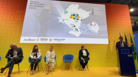 De izquierda a derecha: Daniel Gerber (Comisión Europea), Gabrielle Nabbe (Ministerio de Asuntos Económicos y Política Climática de Países Bajos), Maria Marquardt (Ayuntamiento de Cottbus) y Malenie Walter (ministra para Europa y Desarrollo Regional de Baja Sajonia)  y el consejero Mikel Irujo