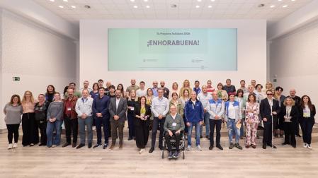 Representantes de las diez entidades sociales en el acto de reconocimiento con el presidente de Volkswagen Navarra, Michael Hobusch, y Alfredo Morales, presidente del Comité de Empresa de la fábrica