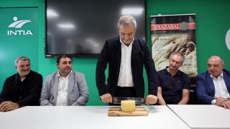 Enrique Martínez García (Maher) procede a cortar el primer queso Idiazábal de la campaña 2026
