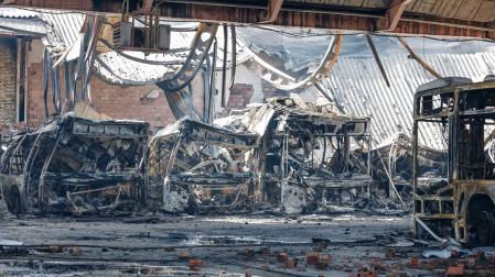 El Ayuntamiento de Burgos ha perdido la mitad de sus autobuses urbanos, 39 de los 75 que componen la flota, en un "voraz" incendio declarado esta madrugada en las cocheras municipales