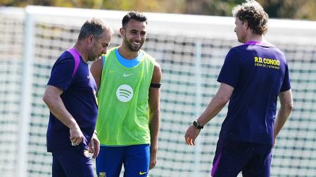 El técnico alemán  del FC Barcelona, Hansi Flick y uno de sus ayudantes conversan con el defensa, Eric García,durante el entrenamiento de este martes, 21 de abril