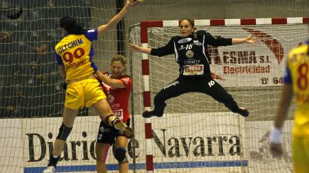 Silvia Navarro se eleva para tratar de parar un lanzamiento en un duelo del Itxako frente al Oltchim rumano en la Champions League