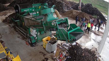 Personas de gestión de residuos en Sakana atiende una visita escolar a las instalaciones de Arbizu.