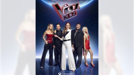Eva González, presentadora de 'La Voz Kids', junto a los integrantes del jurado: Edurne, Luis Fonsi, Antonio Orozco y Ana Mena