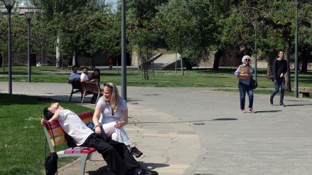 Día de calor este martes en la Ciudadela de Pamplona.