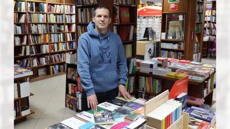 Gorka Vierge, en la presentación en Elkar Comedias del libro de su abuelo 'Recuerdo y tragedia de dos repúblicas'