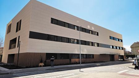 Vista del edificio y de la calle pendiente de reforma