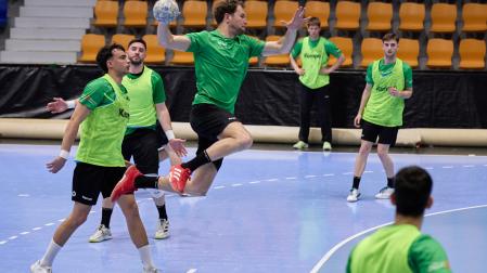 La plantilla de Anaitasuna preparó con intensidad, este pasado martes 21, el duelo copero frente al Torrelavega. En la foto Kisselev se eleva para lanzar