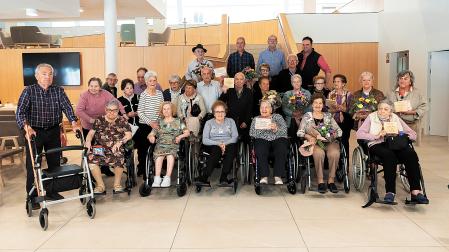 Los participantes en el concurso de pinchos y los miembros del jurado posaron juntos con sus premios