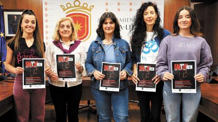 Desde la izda., Ainhoa Egizabal, Ana Carmen Barrena; la concejala Ana Duarte; Puy Ortigosa y Sayoa Belarra en la presentación ayer en Estella del día de la danza