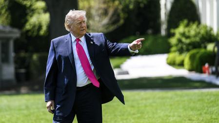 Gesto de Donald Trump a los periodistas antes de embarcar en el Marine One en las afueras de la Casa Blanca