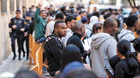 Los inmigrantes hacen cola en el Ayuntamiento de Valencia para acogerse al proceso de regularización