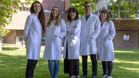 De izquierda a derecha: Amaia Zúñiga-Ripa, Raquel Peña, Raquel Conde-Álvarez, Alberto Delgado y Miriam Salvador-Bescós, investigadores del proyecto