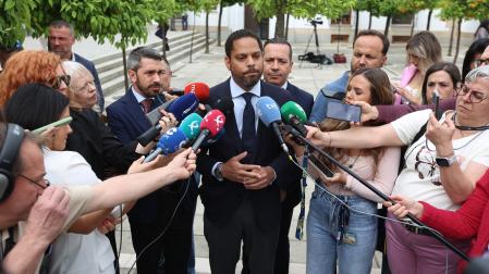 El secretario general de Vox, Ignacio Garriga, atiende a los medios de comunicación en Mérida