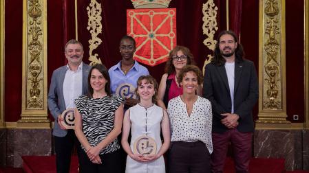 La Presidenta Chivite, la vicepresidenta Alfaro y el director del Instuto Navarro de la Juventud, Txema Burgaleta, junto con las personas galardonadas en esta edición