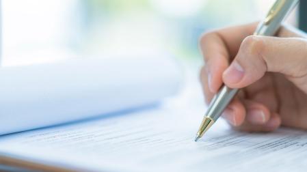 Una persona rellenando un documento