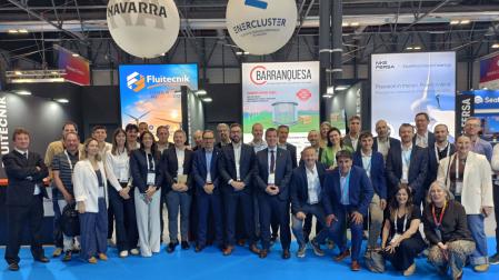 En el centro, Iker Chasco, gerente de Enercluster y el consejero Irujo junto a representantes del tejido industrial  renovable en Navarra en WindEurope
