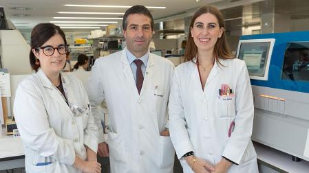 De izquierda a derecha, la Dra. María Marcos Jubilar, el Dr. Ramón Lecumberri y la Dra. María Panizo, autores del estudio