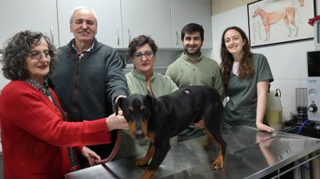 Detrás de un perro,  Rosa Gartxitorena Etxeberria, Juan Ramón Ostiz Apezteguía, Ana Gartxitorena Etxeberria, Jon Urubiria Sarasola y Naia Mitxelena Mitxelena.