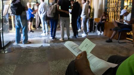 Varias personas esperan en las oficinas del SAC del Ayuntamiento de Tudela