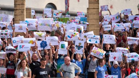 Participantes en la protesta convocada por la Federación de Ikastolas de Navarra frente al Departamento de Educación.