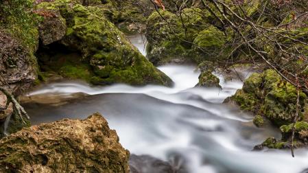 Imagen del nacedero del río Urederra.