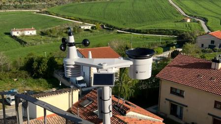 Imagen de la estación meteorológica instalada en la torre de la iglesia de Legarda, a ras de suelo están los sensores.
