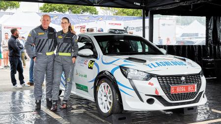 Javier Azcona y su hija Marina, este miércoles 22 de abril por la tarde durante la verificación de su Peugeot 208