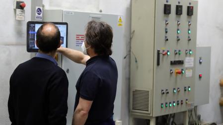 Dos operarios el día de la inauguración en 2022 de los nuevos hornos del servicio de cremación del cementerio de Pamplona