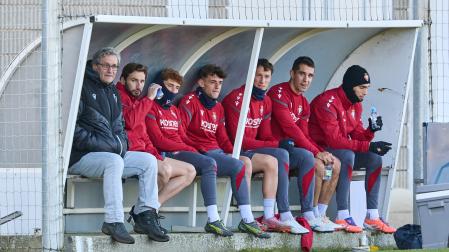 El delegado Iñaki Ibáñez, Moncayola, Víctor Muñoz, Herrando, Osambela y Torró, en el banquillo de Tajonar.j.p. urdíroz