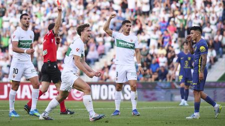 Momento en el que el colegiado expulsa a Almada y señala penalti favorable al Elche
