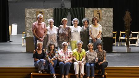 Hace tres años, un grupo de mujeres jubiladas de Villava se animaron a subirse al escenario. Este fin de semana estrenan su tercer montaje, ‘Cachitos’, escrito y dirigido por Maku Gutiérrez