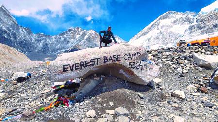 Óscar Arroyo Úbeda, montañero de Zizur, posando en el Campo Base del Everest, cima de 8.848 metros que intentará próximamente