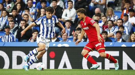 El defensa del Getafe Sebastián Boselli lucha con Pablo Marín, de la Real Sociedad, durante el partido