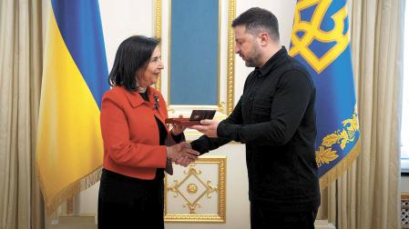 La ministra de Defensa, Margarita Robles, y el presidente ucraniano, Volodímir Zelenski, este miércoles en Kiev