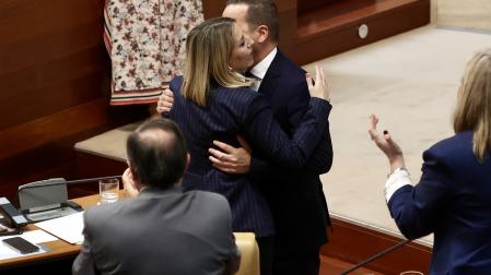 La candidata a la presidencia de la Junta de Extremadura, María Guardiola, y el presidente del Grupo Parlamentario Vox, Óscar Fernández.