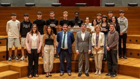 Autoridades y premiados en el II Concurso de Cooperativismo en vídeo impulsado por EdukaCoop
