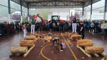 Exhibición de aizkolaris en la feria del año pasado.