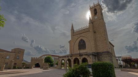 Plaza de Obanos, con la iglesia de San Juan Bautista y la Puerta de Obanos