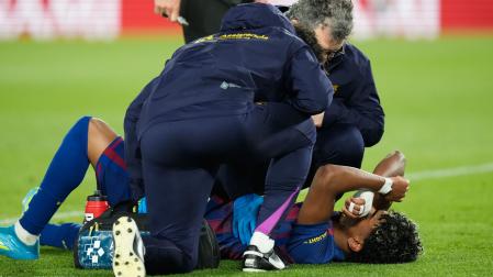 El delantero del FC Barcelona Lamine Yamal es atendido por los médicos tras lesionarse en el partido contra el Celta