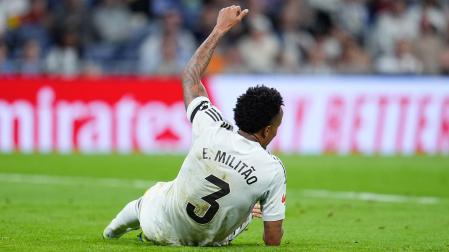 Militao, sentado en el césped levanta la mano para avisar de que se ha lesionado durante el partido del Real Madrid frente al Alavés