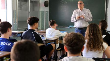 Jon Mendizabal Olaizola, en clase con sus alumnos de 4º de ESO (16 años) del colegio Escolapios de Tafalla.