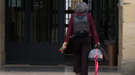 La exdirigente de ETA Soledad Iparraguirre, alias 'Anboto', entrando a la prisión de Martutene, en San Sebastián