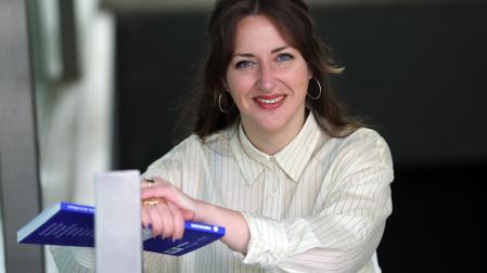 Inés Calero, este jueves en Baluarte, con la publicación que ha editado para esta edición, 'Permanencia de lo efímero'